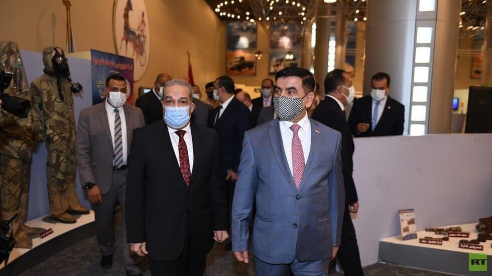 وزير الدفاع العراقي يتفقد معدات عسكرية مصرية