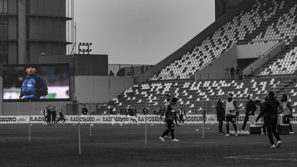 نابولي يكرم أسطورته مارادونا بقميص خاص الليلة