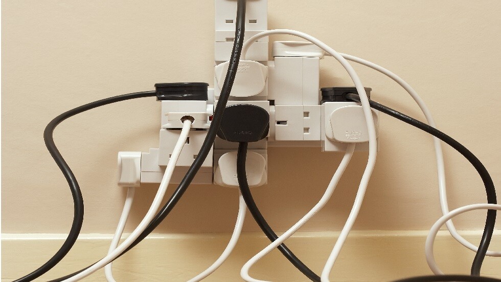 خبير يقيم خطورة إشعاعات المقابس الكهربائية