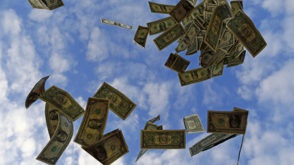 الدولار يهوي لأدنى مستوى في أكثر من عامين