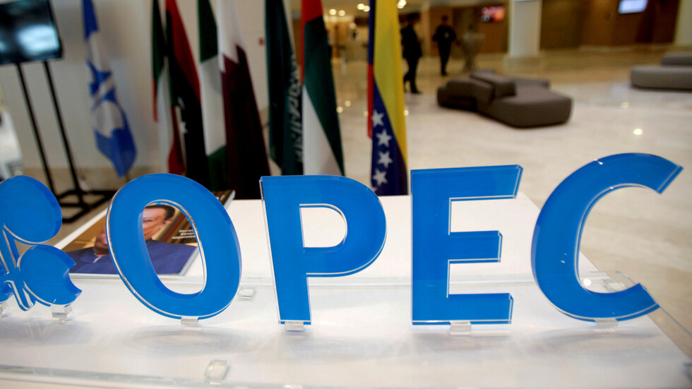 مصادر: "أوبك+" تبحث تمديد تخفيضات النفط 3-4 أشهر