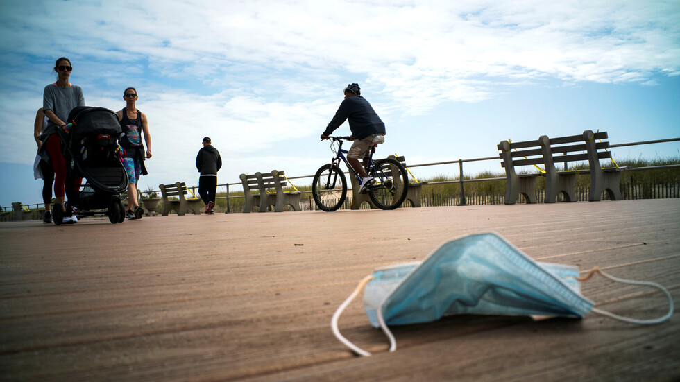 قناع طبي يسهم في كشف الجاني في جريمة سرقة