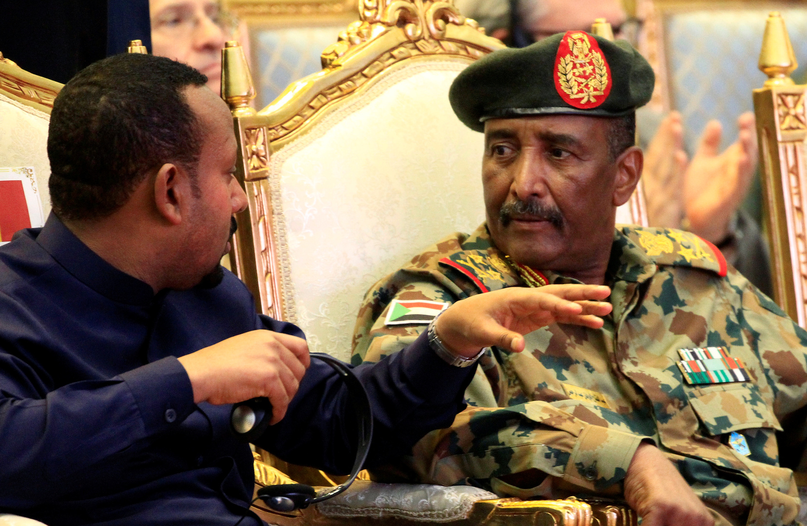 البرهان يصل إثيوبيا للبحث في قضايا البلدين المشتركة