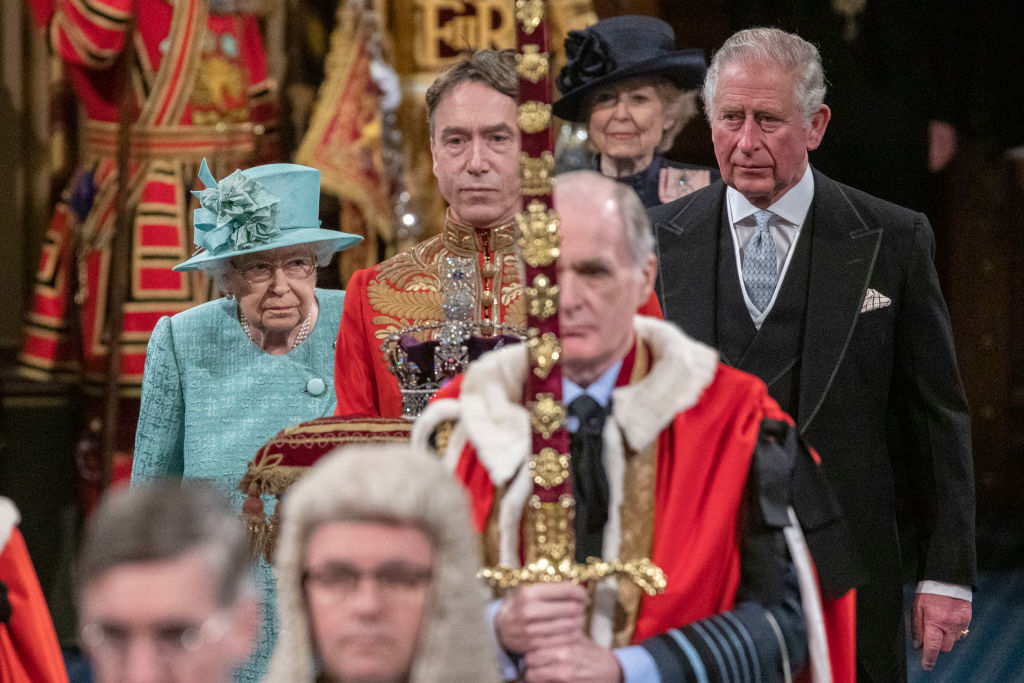 خبير ملكي يكشف عن الموعد المتوقع لتخلي إليزابيث الثانية عن العرش لصالح الأمير تشارلز