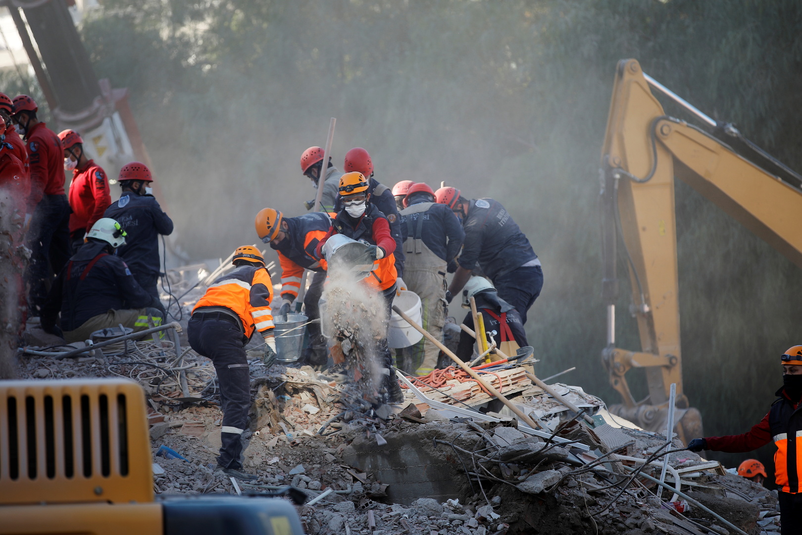 إنقاذ طفلة علقت 65 ساعة تحت الأنقاض بعد زلزال إزمير في تركيا (فيديو)