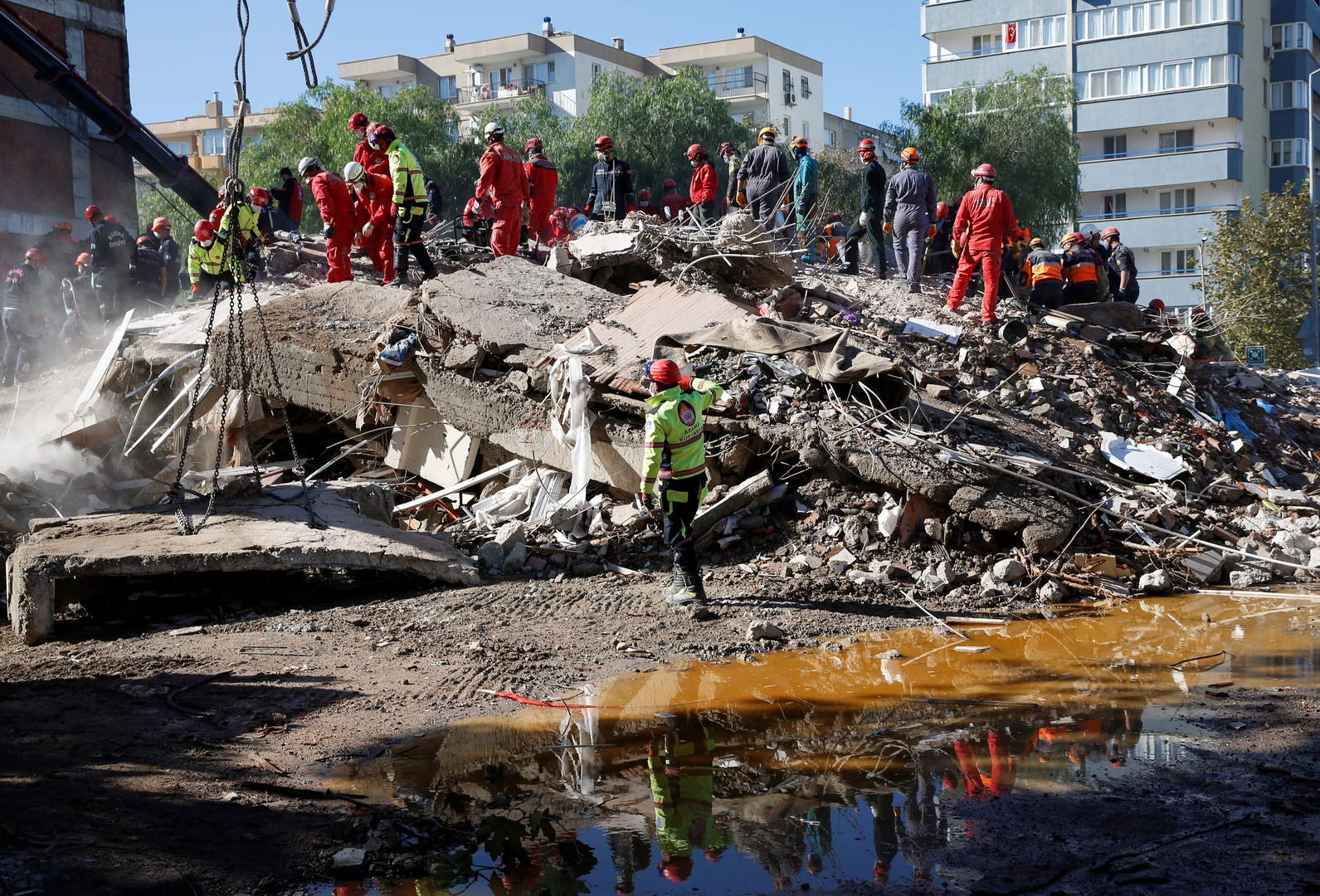 ارتفاع عدد ضحايا زلزال إزمير غرب تركيا إلى 98 قتيلا