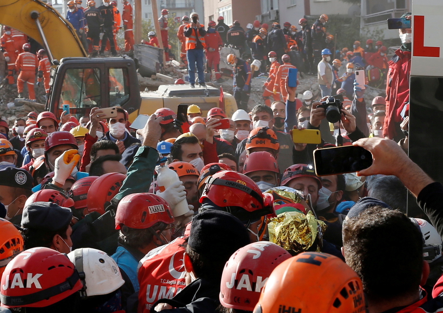 انتهاء عمليات الإنقاذ والبحث عن ضحايا في إزمير التركية عقب الزلزال المدمر