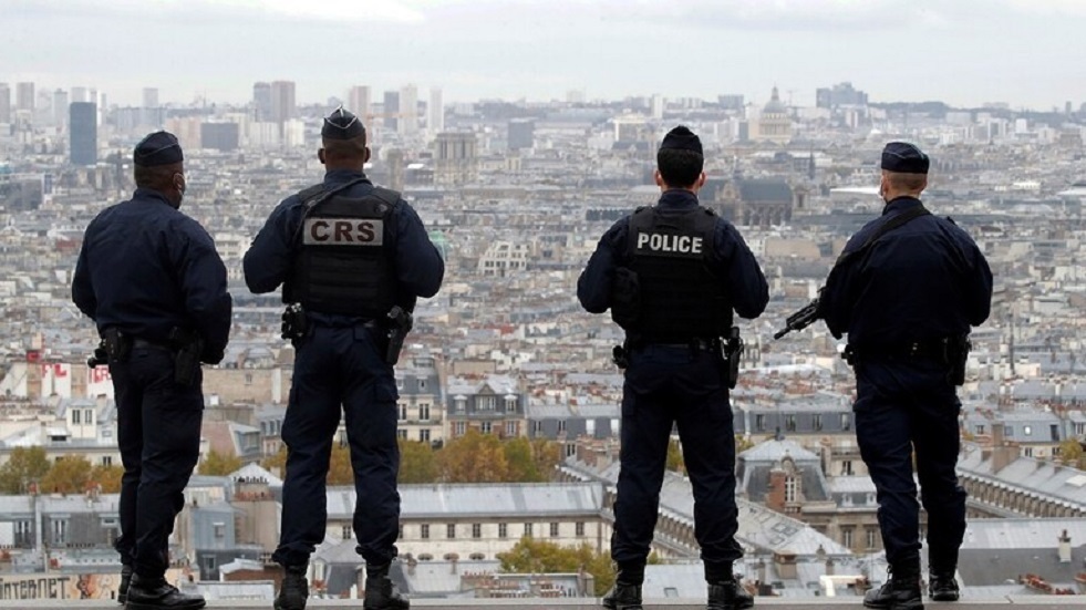 اعتقال رجل معه سكين بجانب مدرسة قرب باريس