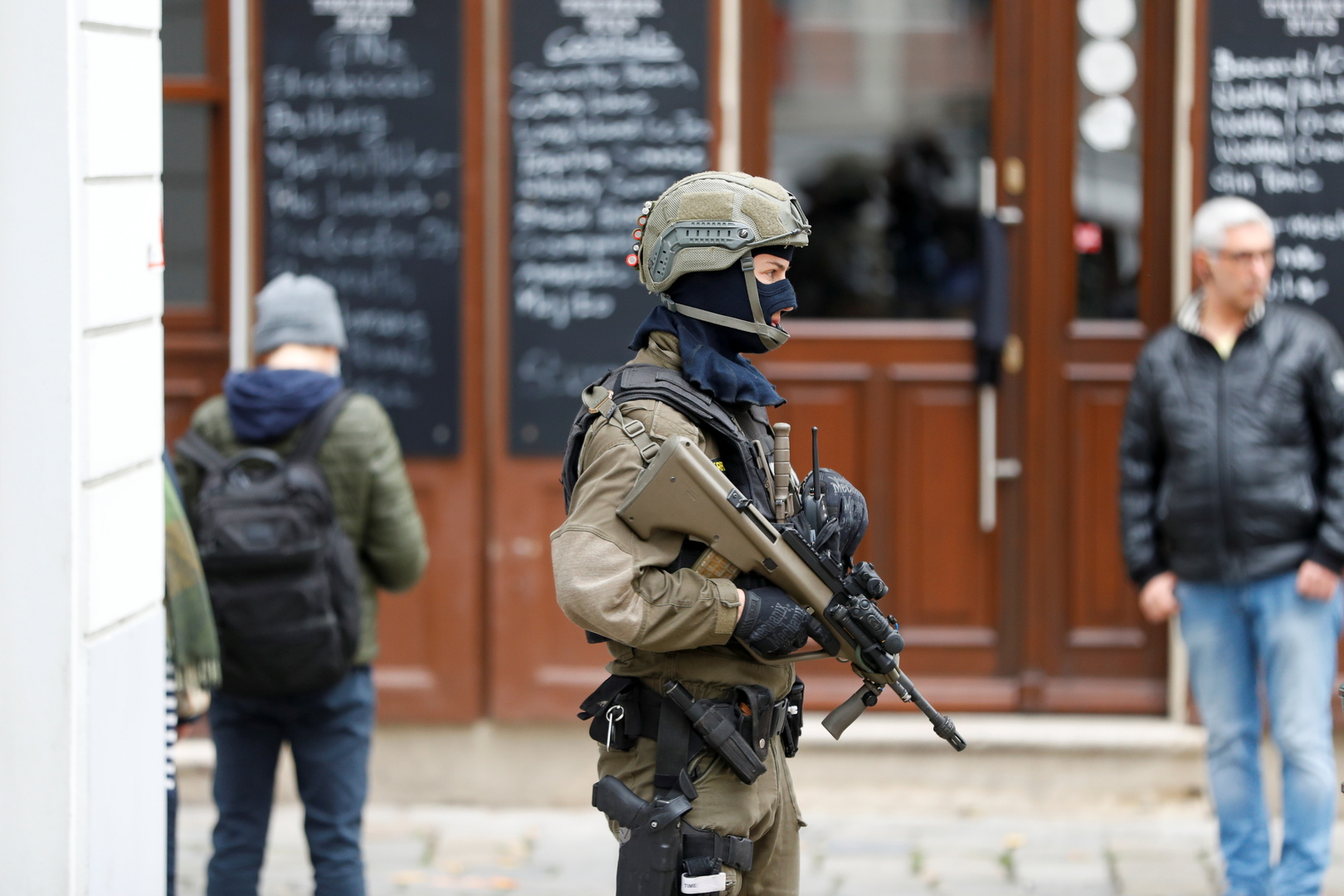 عنصر مسلح من القوات الخاصة النمساوية يحرس بالقرب من موقع هجوم مسلح في فيينا