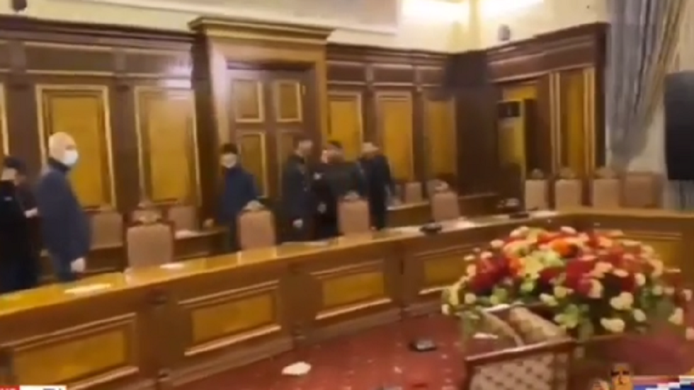 لحظة اقتحام متظاهرين غاضبين لمبنى الحكومة وسط يريفان - فيديو