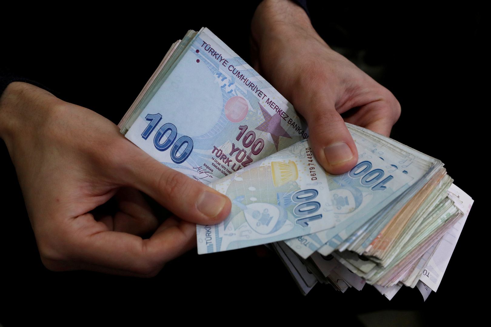 الليرة التركية تنخفض بنحو 4% أمام الدولار
