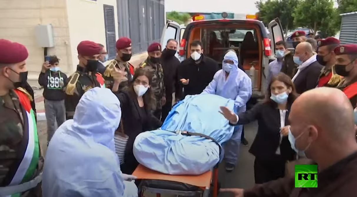 لحظة وصول جثمان صائب عريقات لأحد مستشفيات رام الله