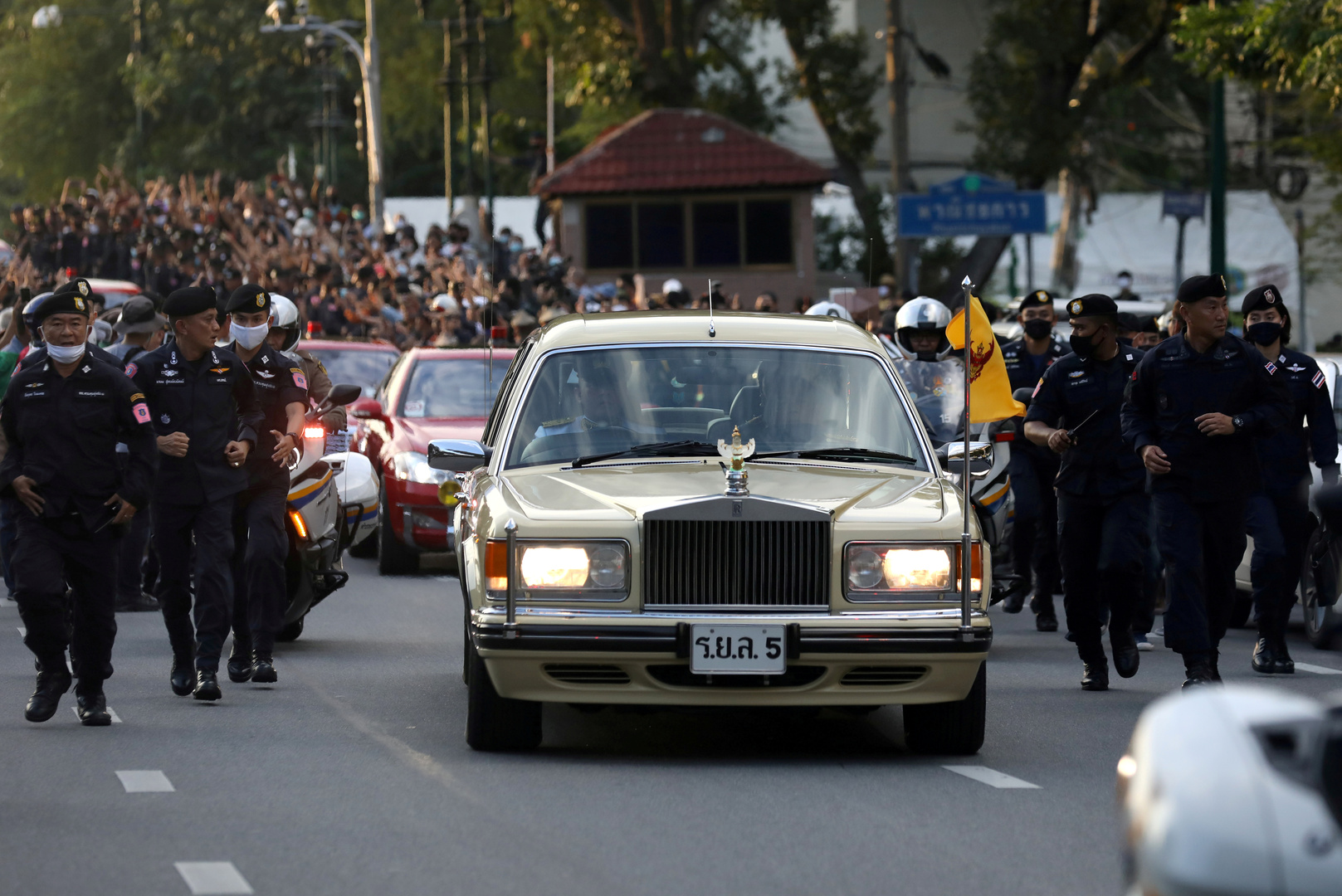 تايلاند.. المحتجون يديرون ظهورهم لدى مرور موكب الملك