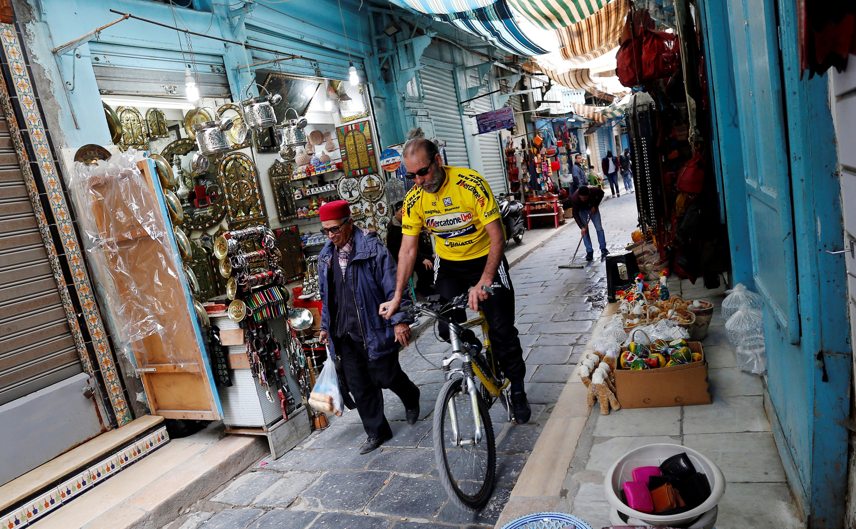 العاطلون عن العمل يحتجون في القصبة بتونس