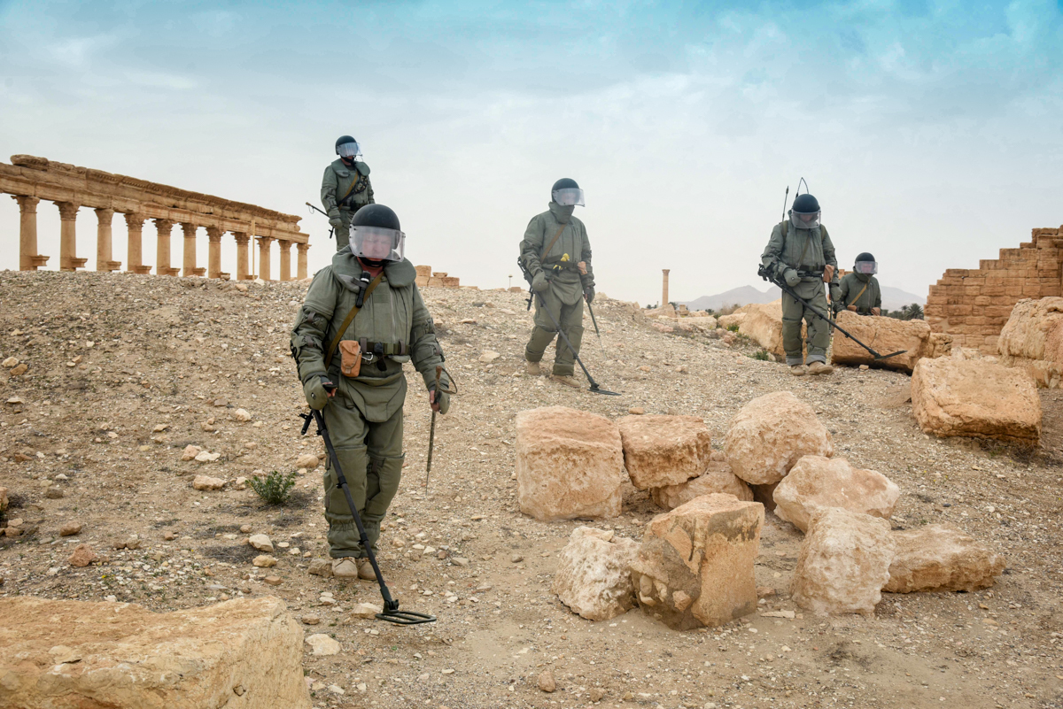 خبراء عسكريون روس أثناء عملية إزالة الألغام في مدينة تدمر الأثرية السورية - أرشيف