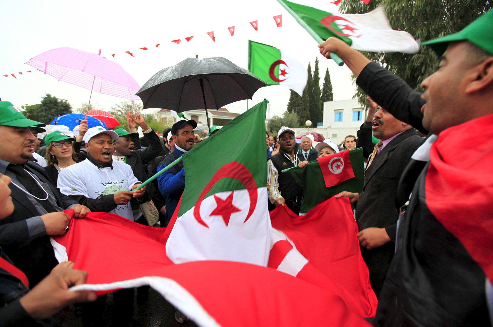 جزائريون يحتجون أمام سفارة بلادهم في تونس للمطالبة بإجلائهم بعد 9 أشهر من إغلاق الحدود