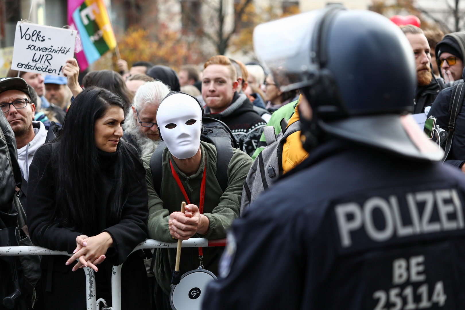 الآلاف يتظاهرون في برلين احتجاجا على خطط ميركل لتشديد قيود كورونا