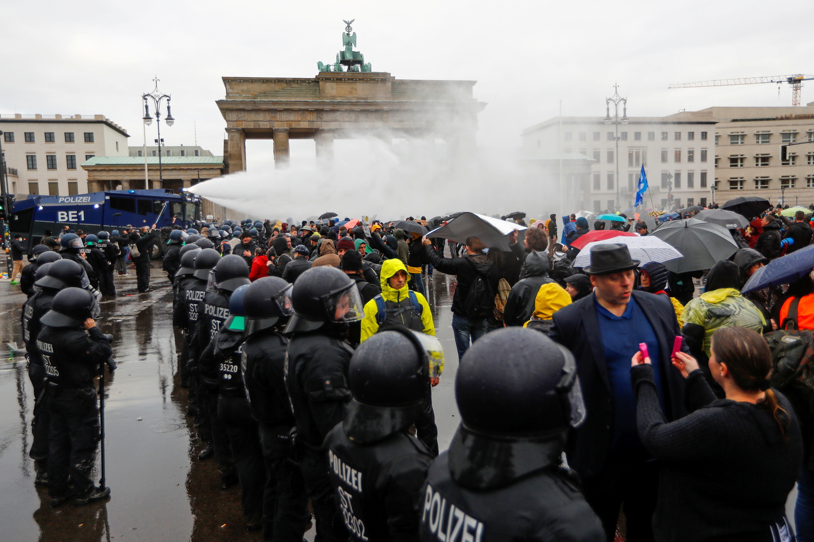 إصابة 10 من الشرطة واحتجاز 365 متظاهرا خلال احتجاجات ضد إجراءات العزل في برلين