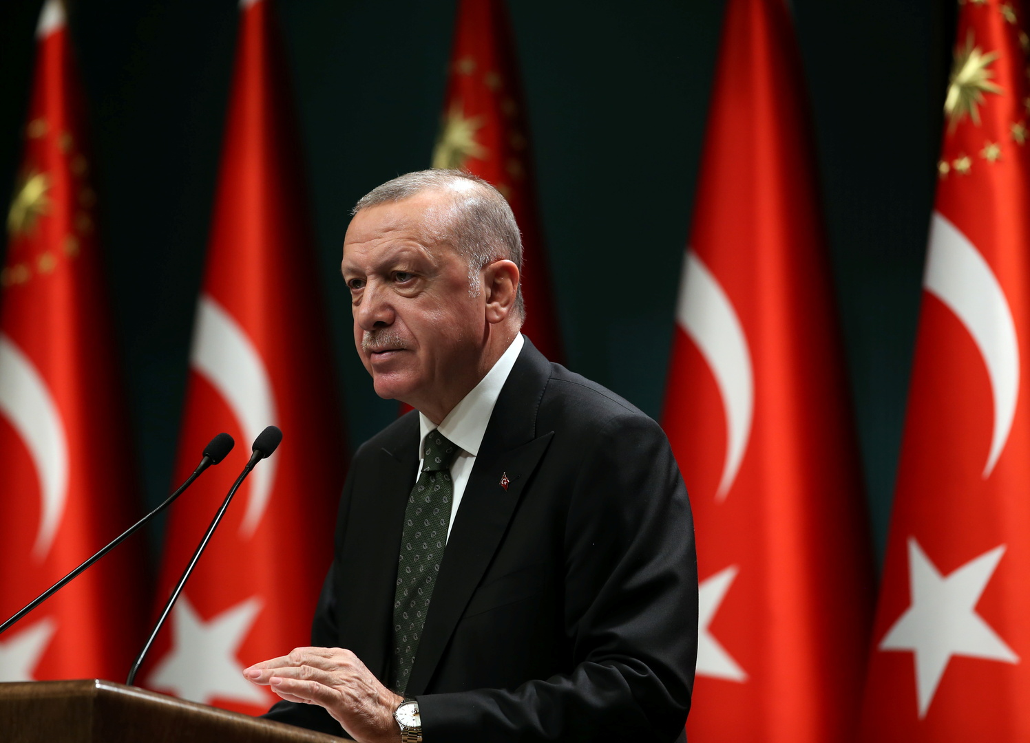 داوود أوغلو: أردوغان يغير رأيه كل يوم