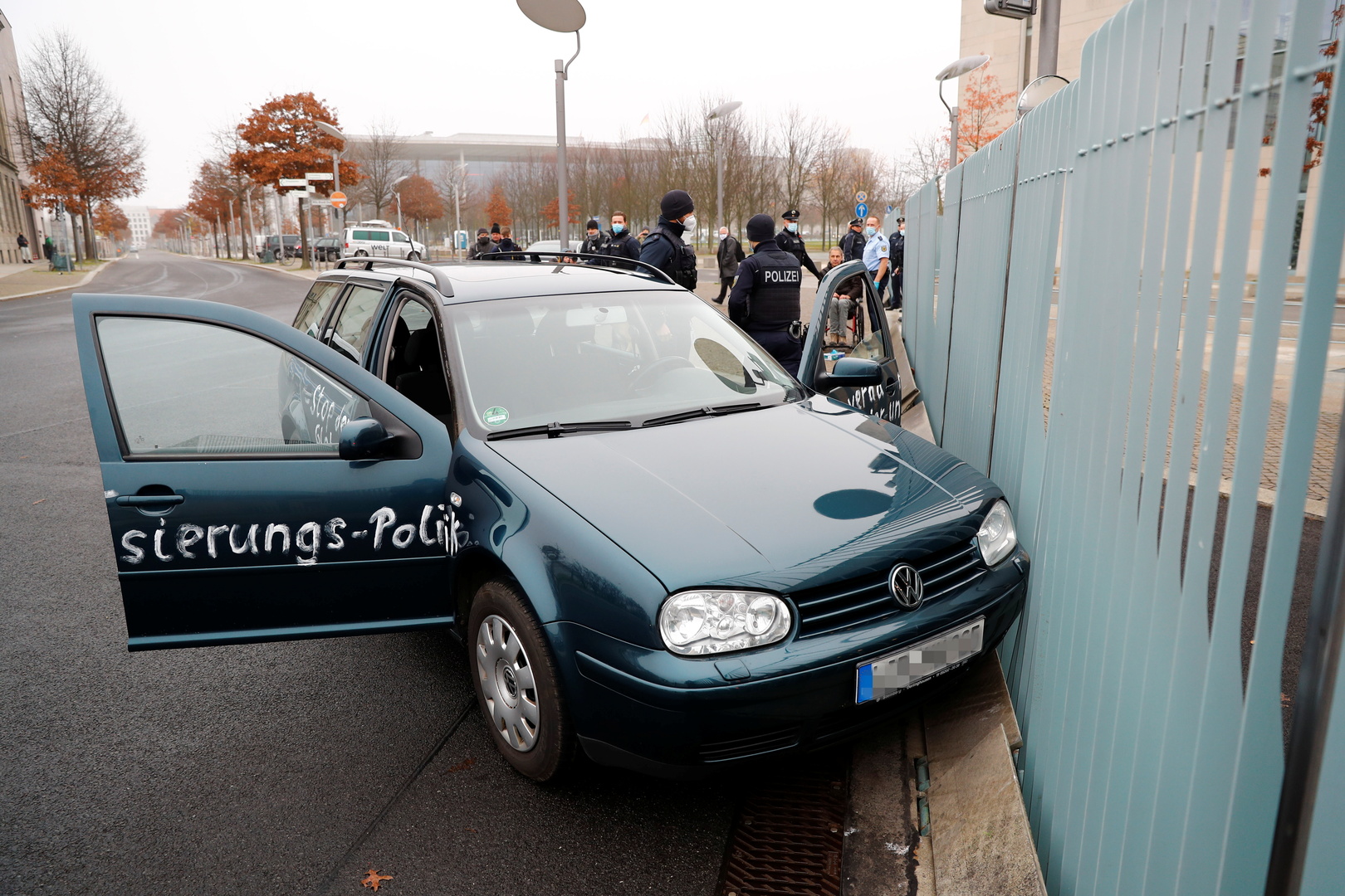 اصطدام سيارة ببوابة مقر ميركل في برلين (صور)
