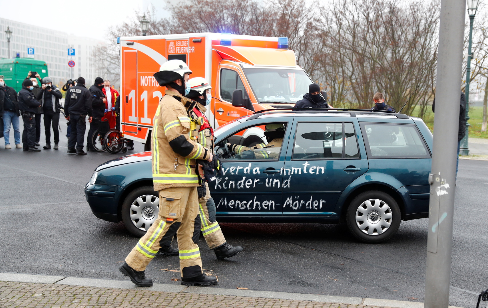 اصطدام سيارة ببوابة مقر ميركل في برلين (صور)
