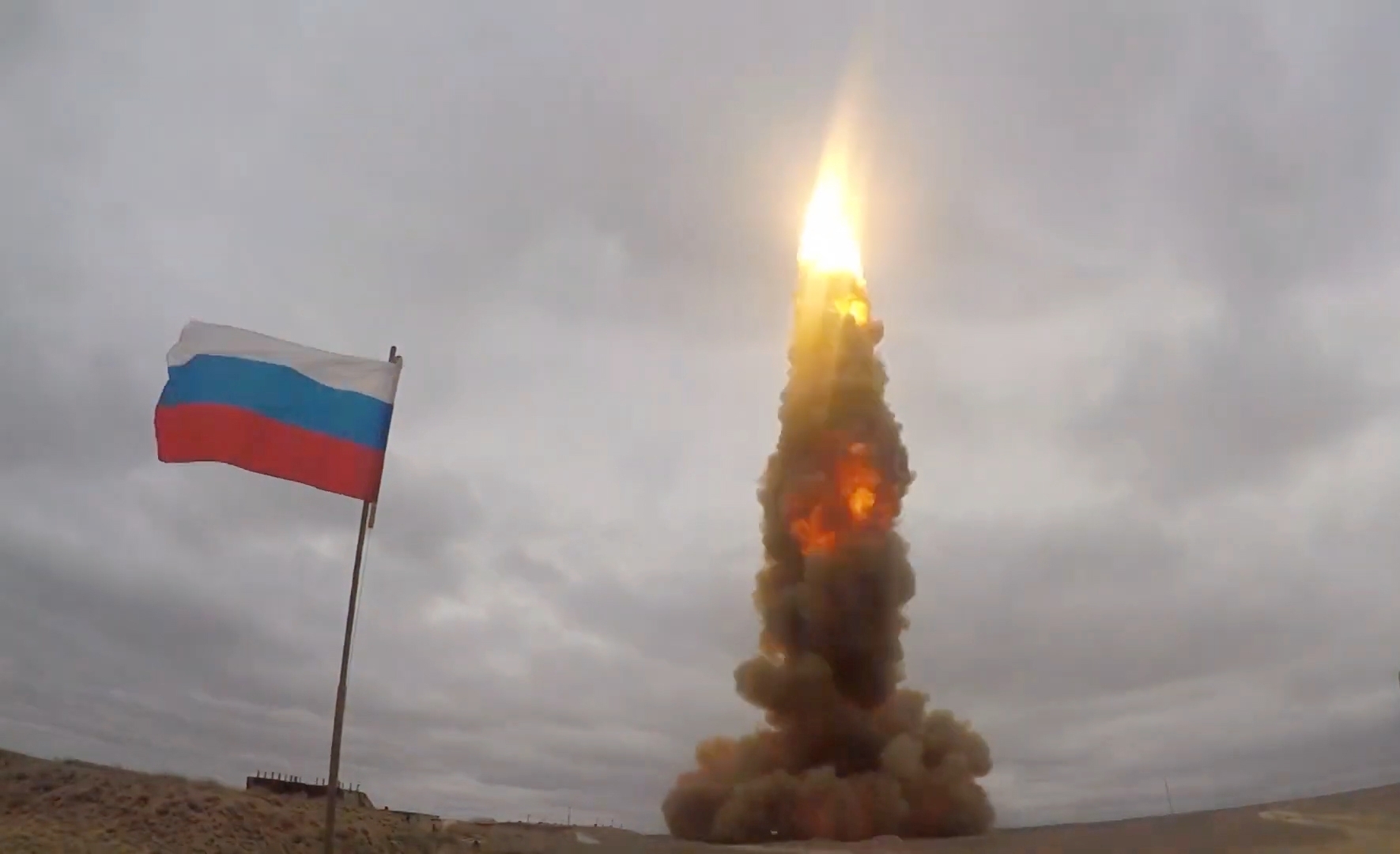 الدفاع الروسية تختبر بنجاح صاروخ دفاع جوي جديدا (فيديو)