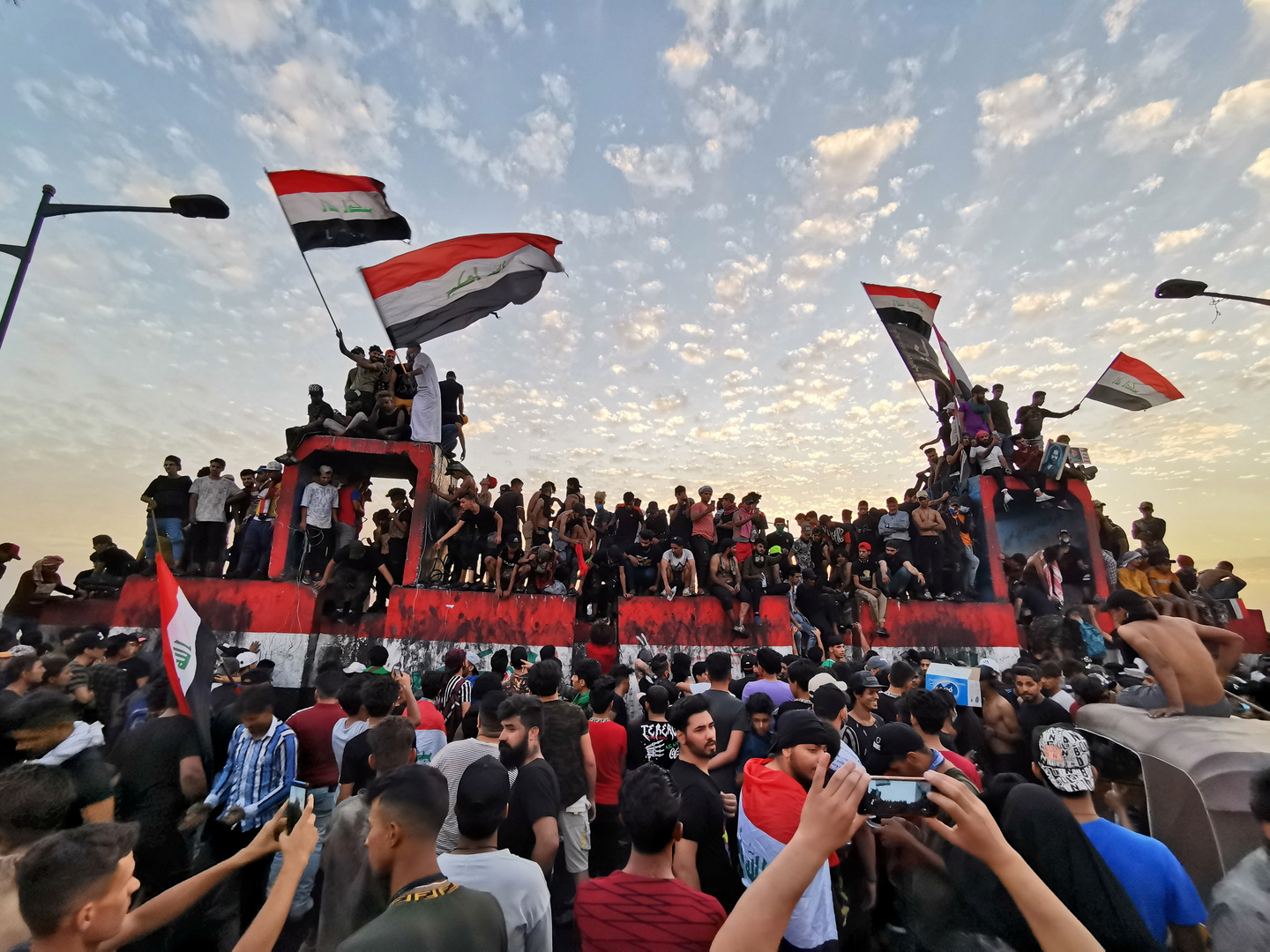 العراق.. استمرار المظاهرات مع فرض حظر للتجوال