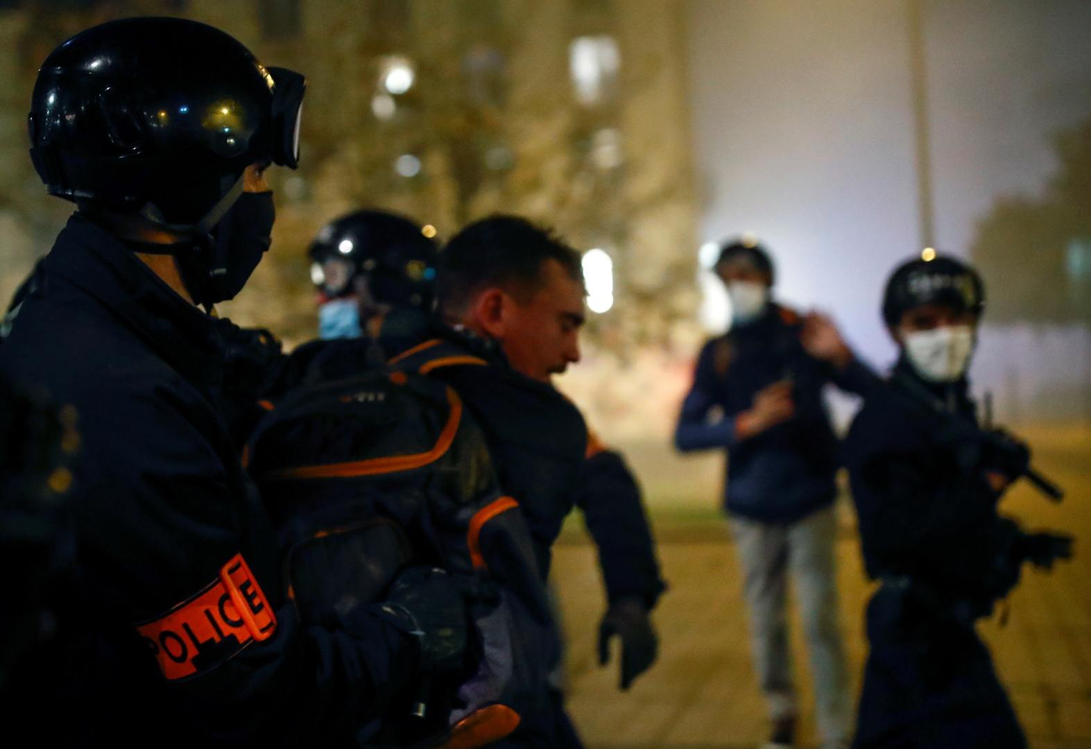 الحكومة الفرنسية تسقط مشروع قانون يمنع تصوير ضباط الشرطة