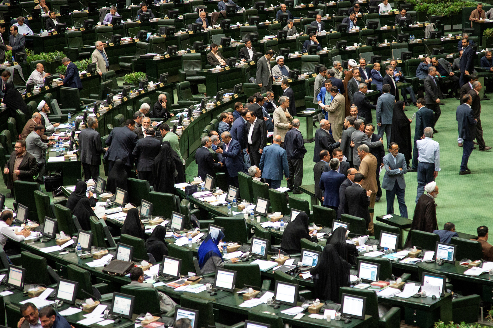 رئيس البرلمان الإيراني: دماء فخري زادة ستزيل القيود عن البرنامج النووي