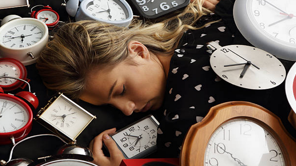 كيف يؤثر التوتر والساعة البيولوجية على النوم؟