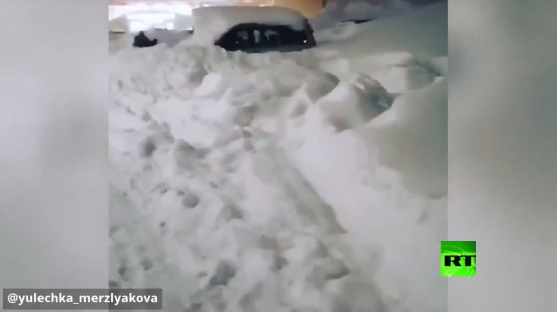 بالفيديو.. الثلوج تغرق مدينة روسية