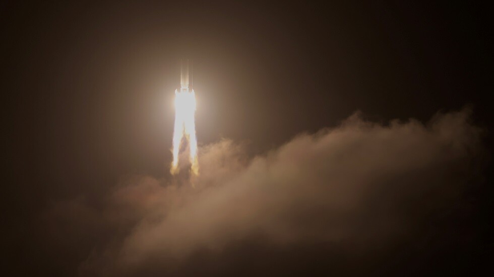 إعلام رسمي: هبوط مركبة فضاء صينية بنجاح على القمر لجلب صخور