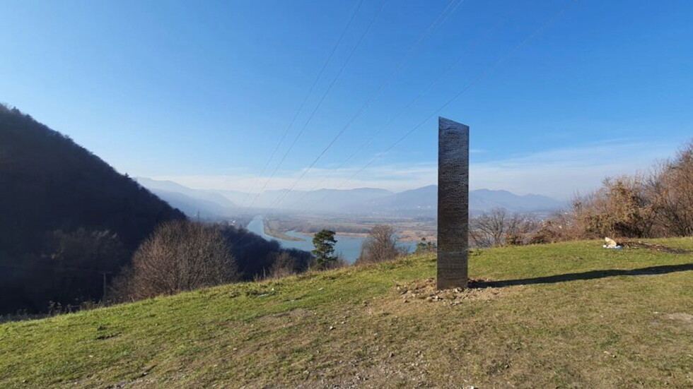 الهيكل المعدني الغريب المكتشف في رومانيا يختفي بشكل غامض مثل شبيهه في صحراء يوتا الأمريكية