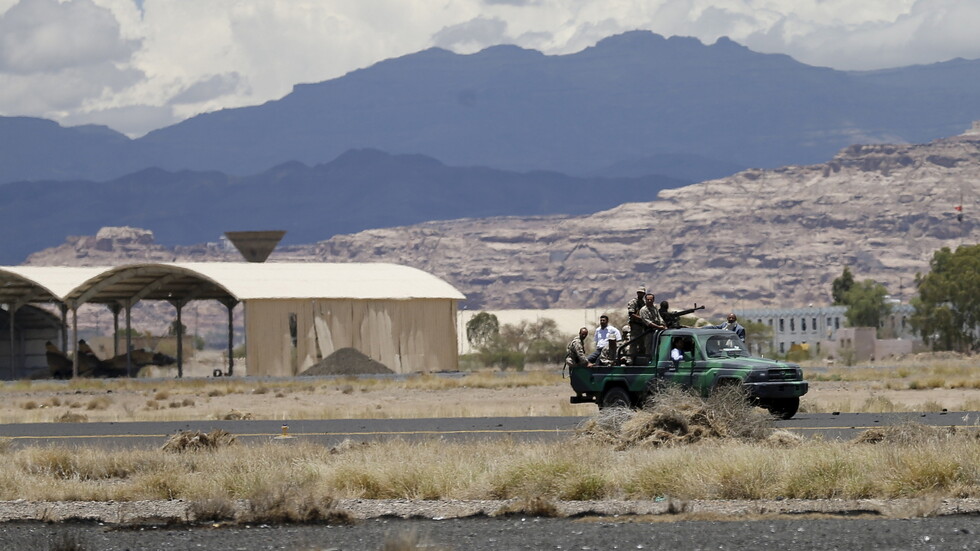 أنباء عن استهداف طيران التحالف العربي مطار صنعاء الدولي بغارتين