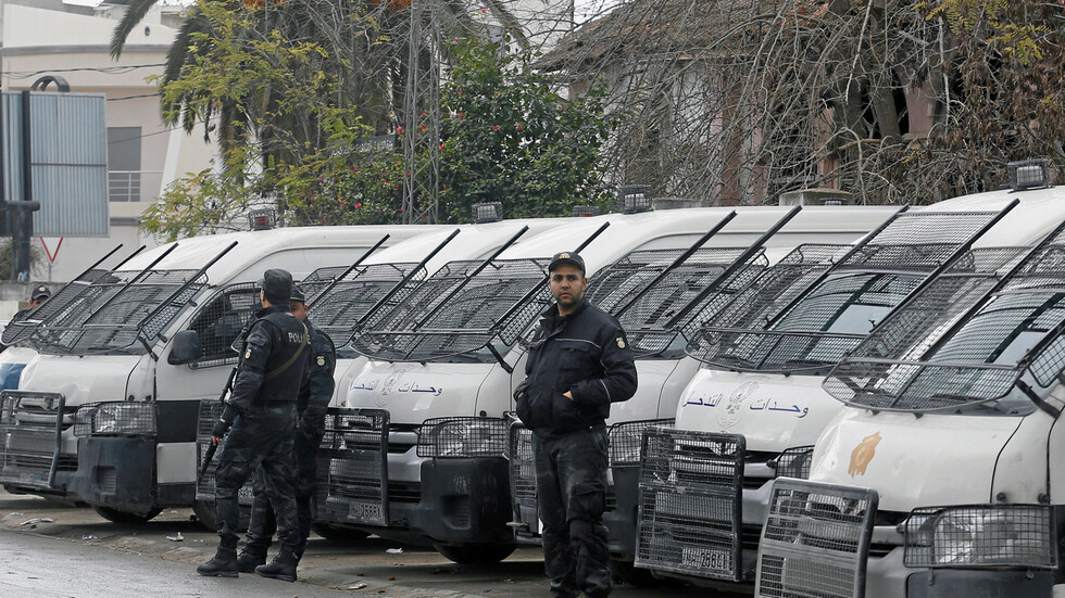 رئيس الحكومة التونسية يأمر بالتحرك الفوري لإعادة تشغيل مواقع الإنتاج