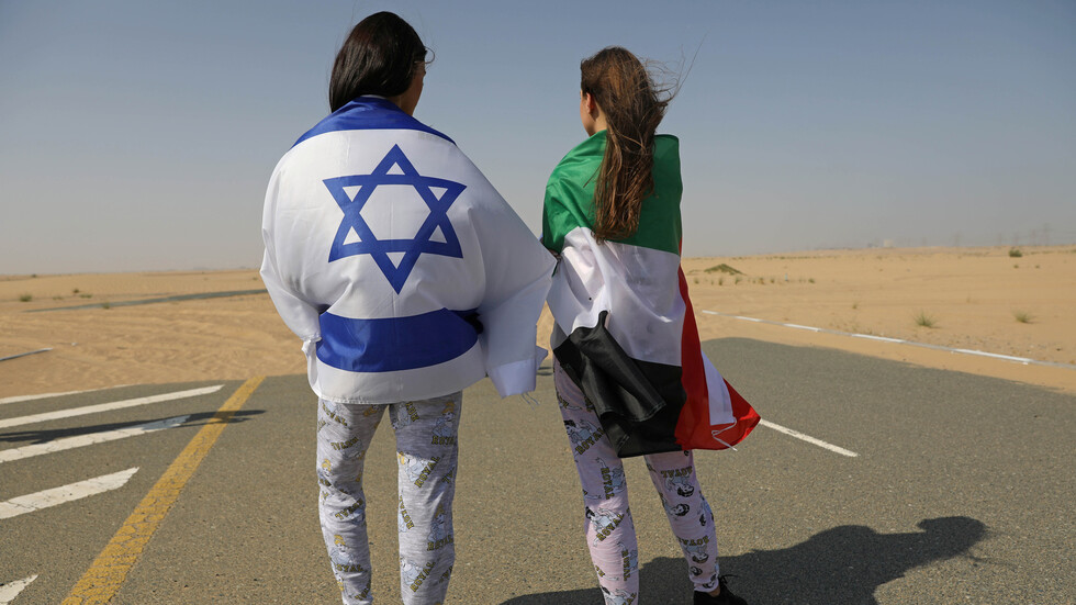 مطرب إماراتي يصل إلى إسرائيل (صورة)