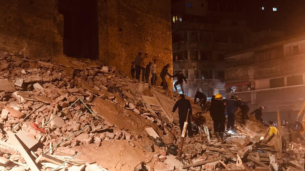 مصر.. أسرتان تحت أنقاض عقار منهار وسط الإسكندرية (صور وفيديو)