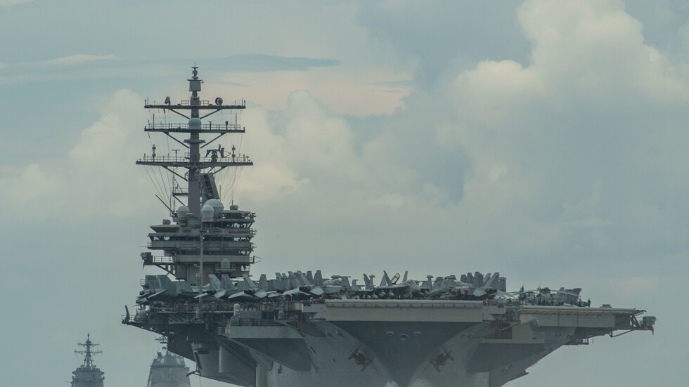 حاملة طائرات أمريكية عملاقة تعاود انتشارها في بحر العرب