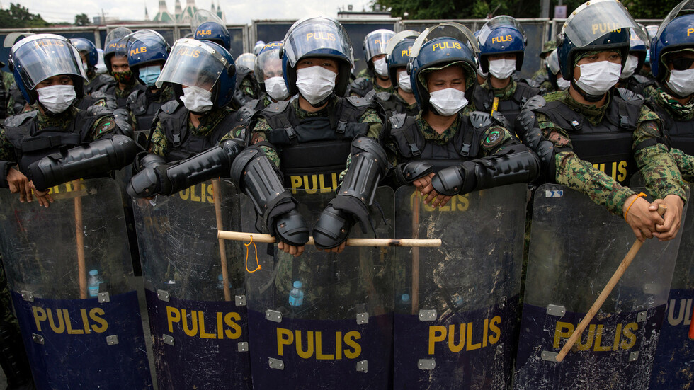 الفلبين.. متشددون يحرقون سيارة للشرطة وينشرون الرعب