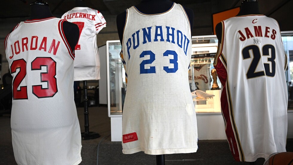 أيها الأغلى؟.. أسعار قياسية لبيع قمصان اللاعبين النجوم