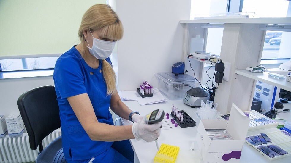 "نيويورك بوست": فتاة تكتشف بنفسها إصابتها بكورونا خلال بث مباشر