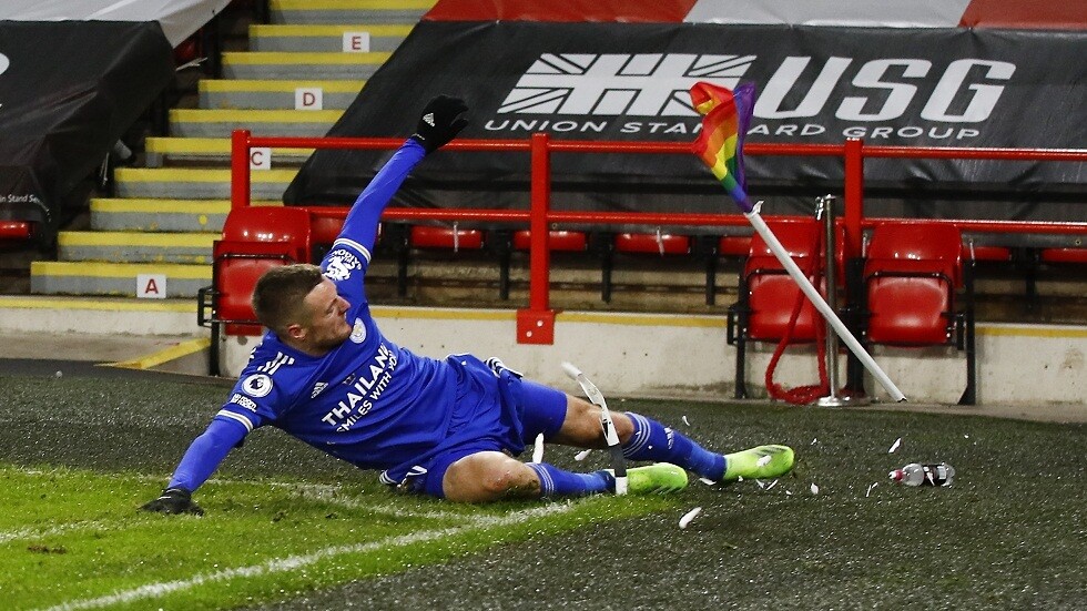 فاردي يكسر عصا الراية الركنية أثناء احتفاله بتسجيل هدف الفوز في شباك شيفيلد (فيديو وصور)