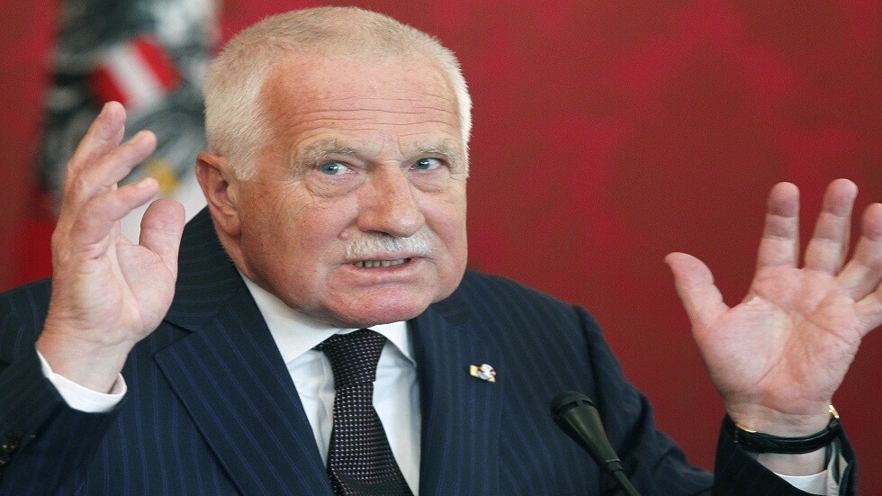 تغريم الرئيس التشيكي السابق لمخالفته معايير ارتداء الكمامة