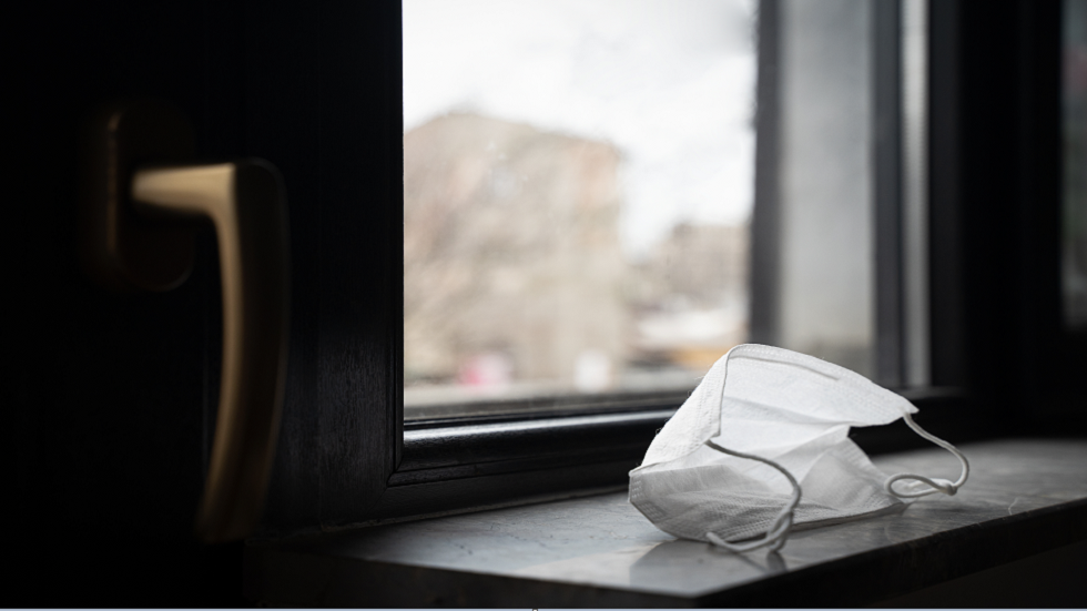 رجل يُغرّم بمبلغ هائل لخرقه الحجر الصحي مدة 8 ثوان فقط (فيديو)