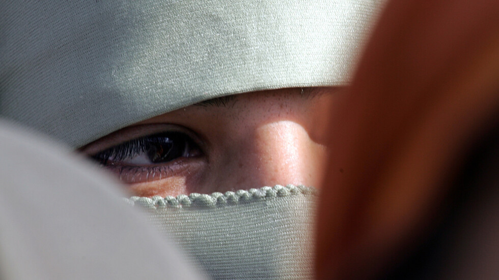 ممثلة لبنانية مقيمة في السعودية تخلع الحجاب وتنشر صورتها لأول مرة من دونه (صورة)