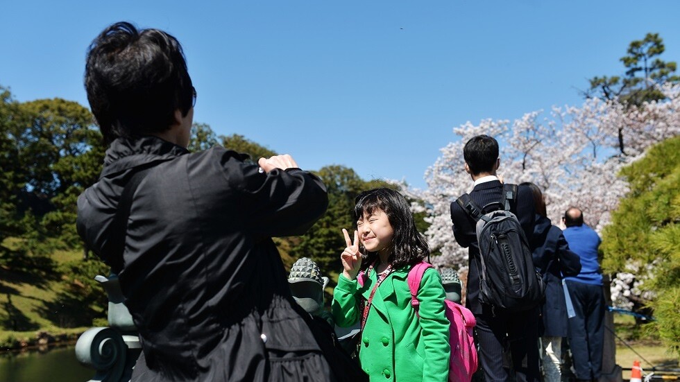 اليابان تسعى لزيادة الولادات باستخدام الذكاء الاصطناعي