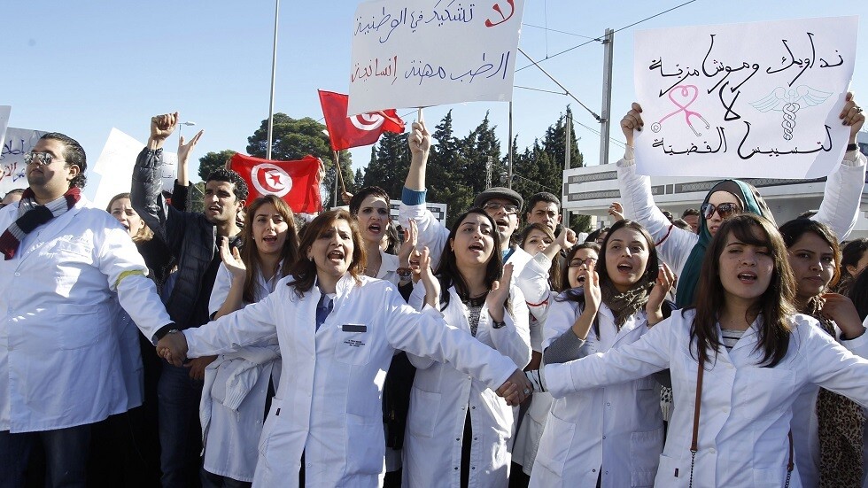 الأطباء المضربون في تونس يتظاهرون احتجاجا على مصرع زميلهم في حادث المصعد