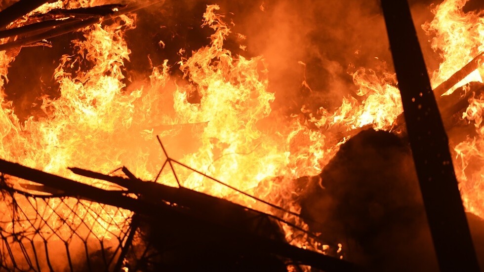 اندلاع النيران داخل مصنع كيميائيات في الهند