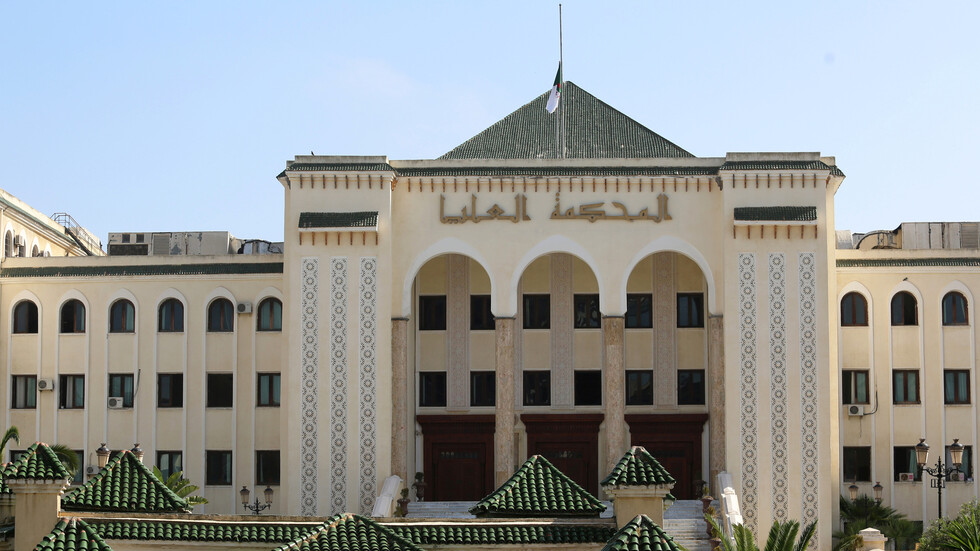 محاكمة مسؤول جزائري بتهمة ابتزاز موظفة متزوجة رفضت إقامة علاقة معه