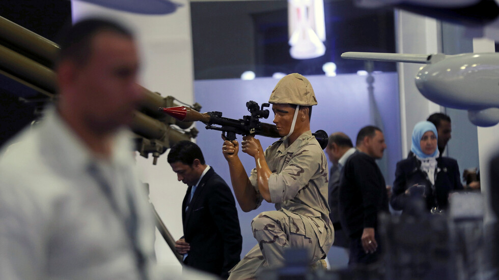 الجيش المصري يجهز خطة بمليارات الجنيهات لإنتاج أسلحة محلية وتصديرها للخارج